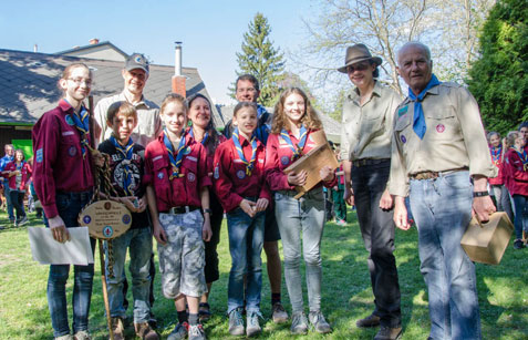 Die Patrulle Wölfe der Pfadfindergruppe Weidling mit der begehrten Trophäe